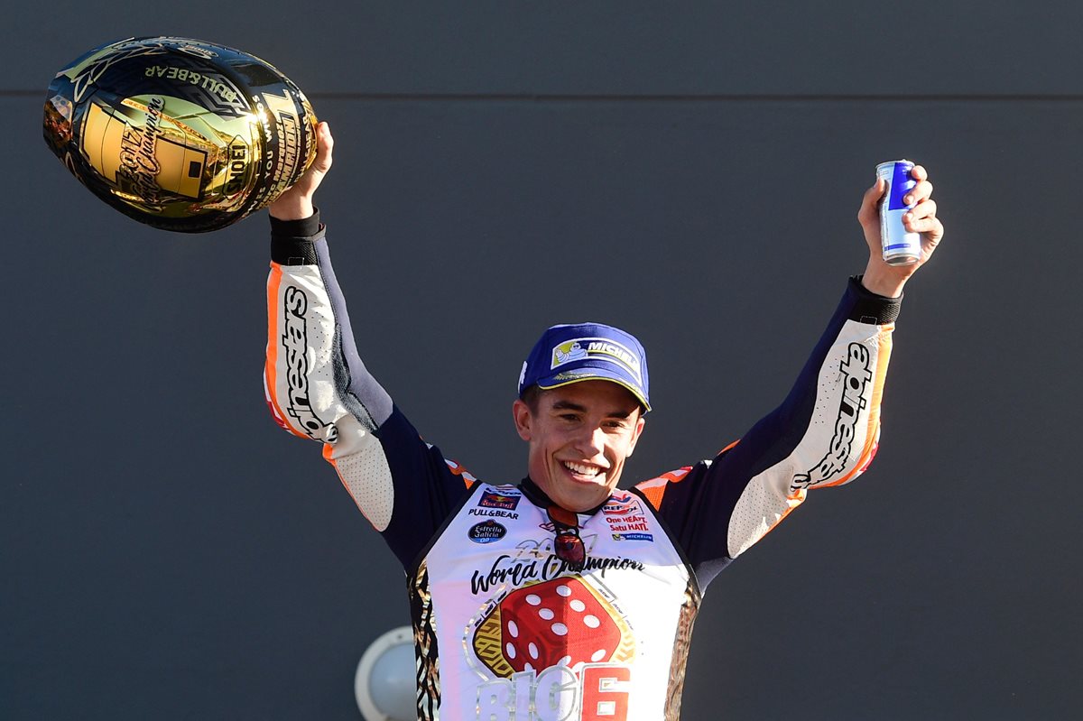 Marc Márquez festeja en el podio al conquistar su sexto título mundial luego del GP de Valencia. (Foto Prensa Libre: AFP)