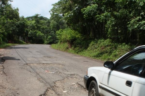 Vecinos de Guanagazapa, Escuintla, han pedido en varias ocasiones que reparen el único acceso a ese municipio. (Foto Prensa Libre, Melvin Sandoval)<br _mce_bogus="1"/>