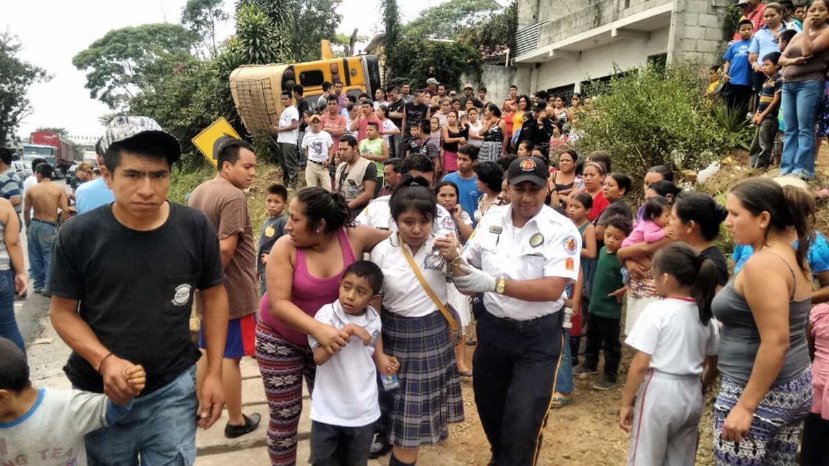 Autobús queda volcado en el km 52 de la ruta a El Salvador, Barberena, Santa Rosa. (Foto Prensa Libre: Oswaldo Cardona)