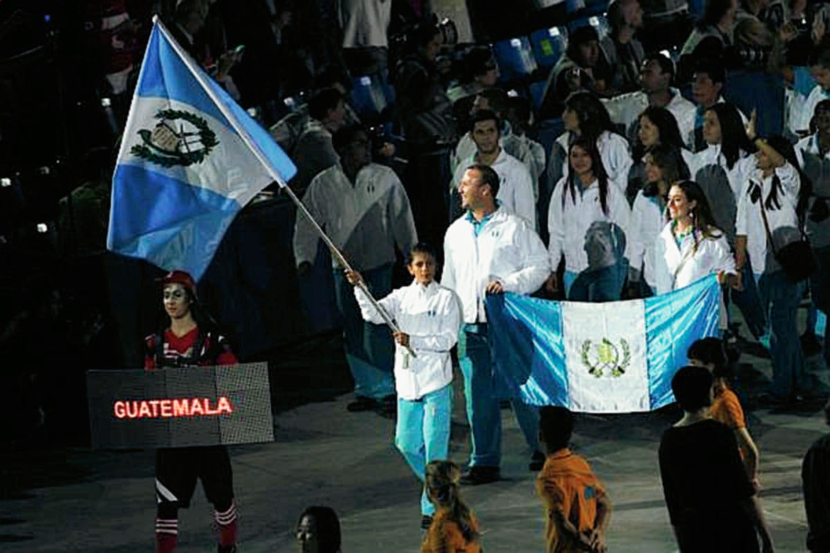 La abanderada de la delegación Mirna Ortiz, encabeza el grupo de guatemaltecos que desfilaron en la ceremonia inaugural de los juegos. (Foto Prensa Libre: Cortesía Cog)