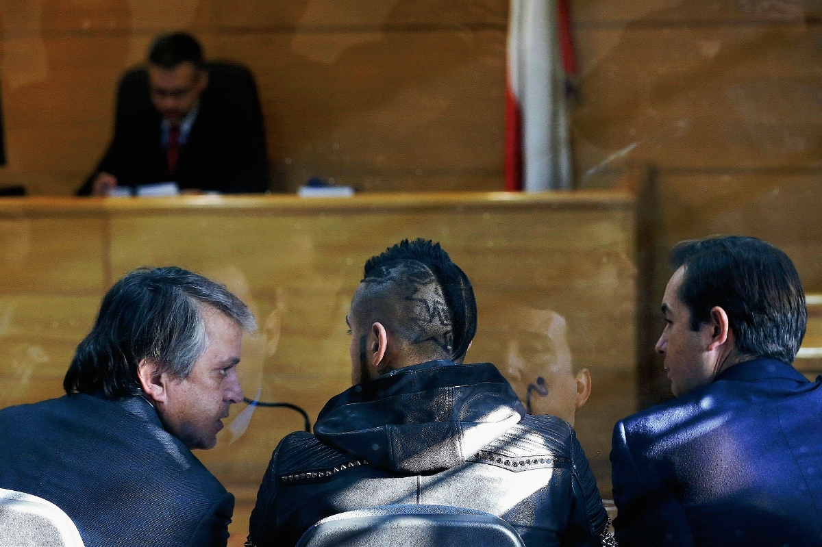 El futbolista chileno Arturo Vidal junto a sus abogados en la audiencia. (Foto Prensa Libre: EFE)