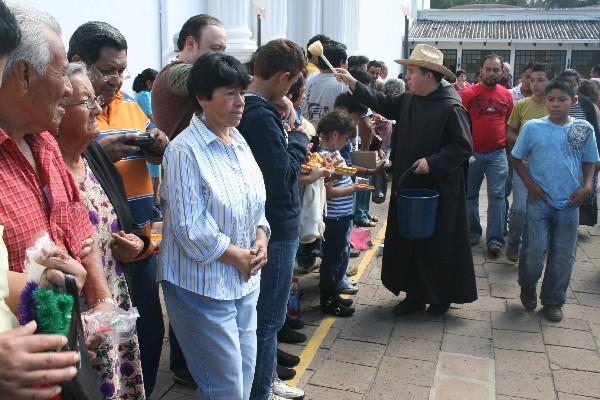 abad de la basílica bendice a fieles y artículos religiosos.