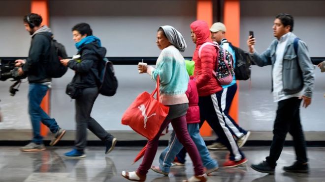A los migrantes que van de Ciudad de México hacia Tijuana les espera un camino de 2.800 kilómetros. GETTY IMAGES