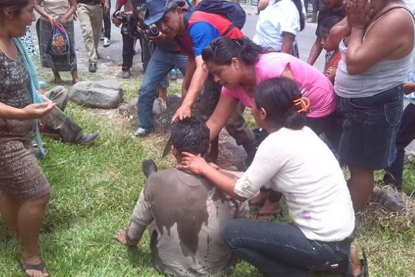 Vecinos auxilian a un hombre que resultó con síntomas de intoxicación en la finca El Faro, debido a la erupción del volcán Santiaguito. (Foto Prensa Libre: Rolando Miranda)  <br _mce_bogus="1"/>