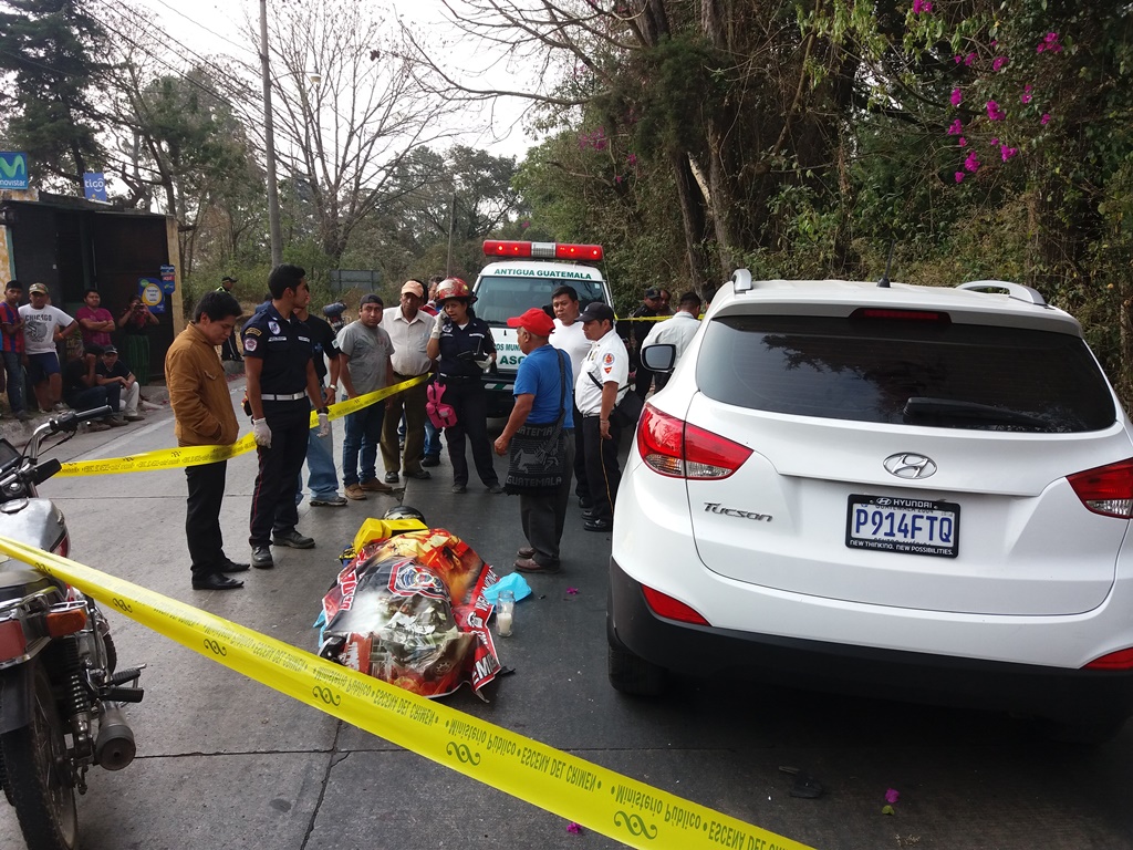 Autoridades y socorristas observan cadáver de empleado municipal de Santa María de Jesús, Sacatepéquez. (Foto Prensa Libre: Renato Melgar)
