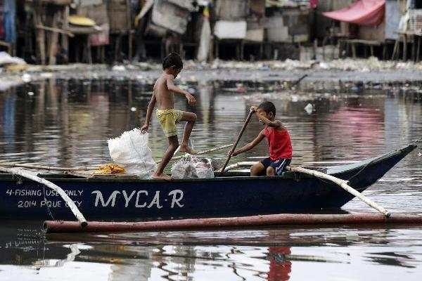 Informe de la ONU revela que un niño muere  en el mundo a cada  dos minutos  y medio debido a la falta de letrinas. (Foto Prensa Libre: EFE).