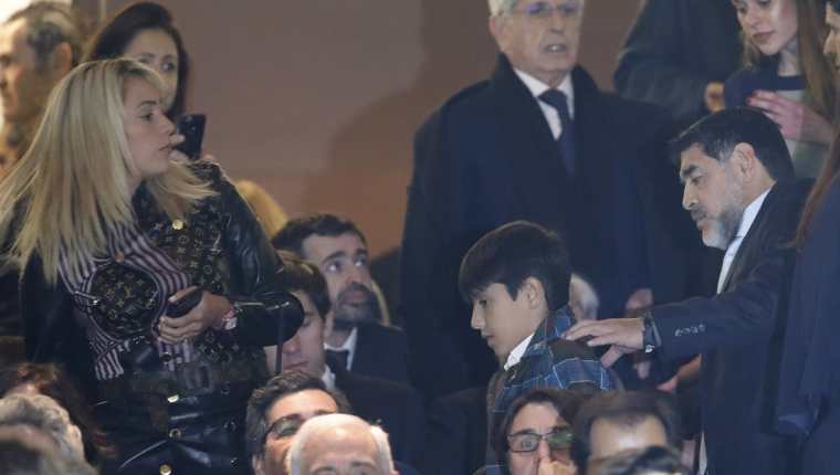 Diego Maradona y su novia Rocio Oliva durante el partido que sostuvo el Real Madrid frente al Napoli. (Foto Prnesa Libre: AFP)