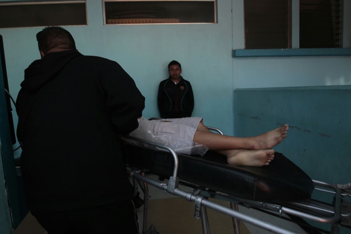 El hombre de 65 años,  murió en el hospital, el menor con una herida de bala en la cabeza permanece en cuidados intensivos. (Foto Prensa Libre: É. Ávila)