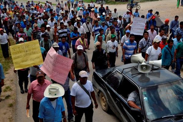 Vecinos exigen que se esclarezca muerte de concejal de Sayaxché. (Foto Prensa Libre: Rigoberto Escobar)