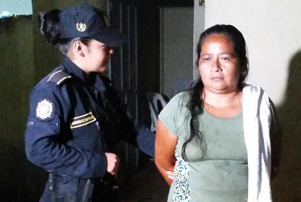 Audelina López fue capturada sindicada de haber agredido a un menor. (Foto Prensa Libre: Alexánder Coyoy).