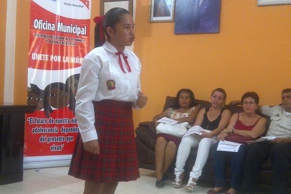 Una estudiante participa durante el acto de inauguración. (Foto Prensa Libre: Edwin Paxtor)<br _mce_bogus="1"/>