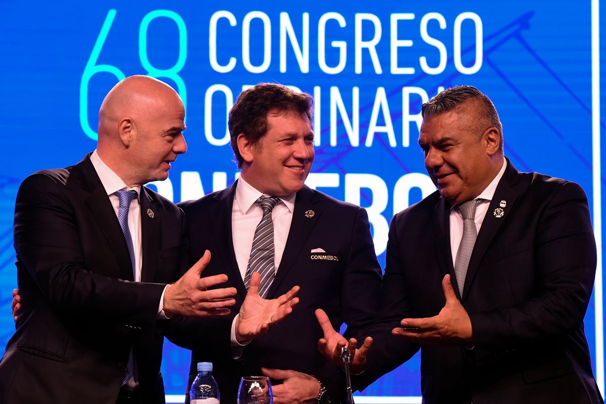 El presidente argentino, Mauricio Macri (izq.), participa junto al presidente de la Conmebol, Alejandro Domínguez. (Foto Prensa Libre: DPA)