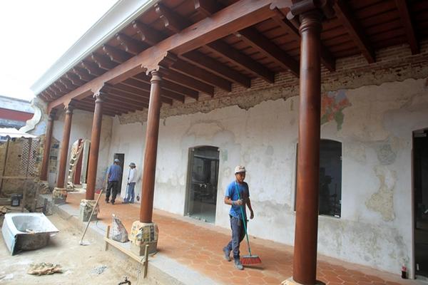 En los pasillos se ha colocado piso de baldosa. Donde es  posible, se conserva el original (Foto Prensa Libre: Edwin Bercián).