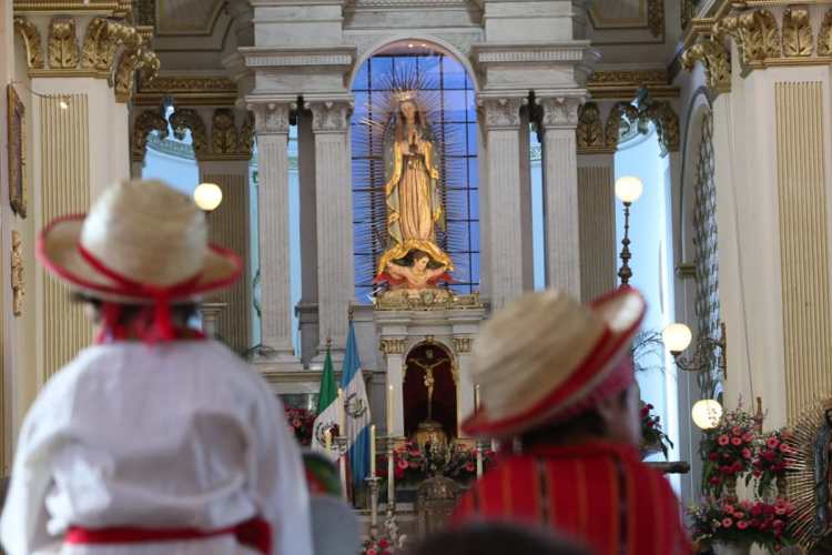Según los relatos, la “aparición de la Virgen” al pastor indígena Juan Diego sucedió en 1531 en el Cerro del Tepeyac en México.