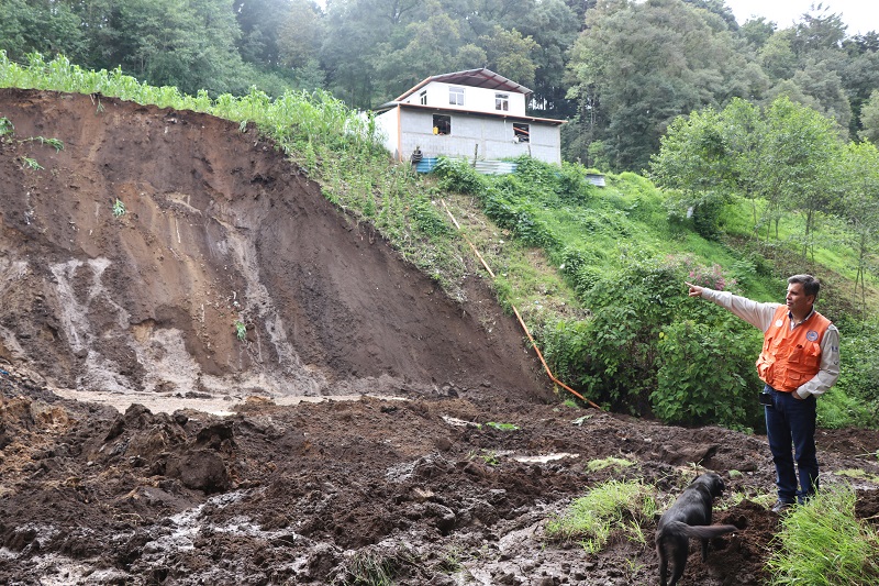Dos viviendas están a punto de colapsar debido a un deslizamiento de tierra que se registró la madrugada del jueves en el caserío Agua Tibia, San Pedro Sacatepéquez, San Marcos. (Foto Prensa Libre: Whitmer Barrera)