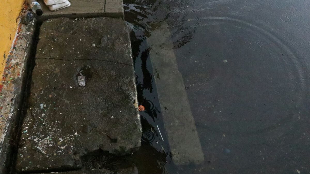 Las lluvias podrían obligar a la suspensión del partido. (Foto Prensa Libre: Cristian Soto)