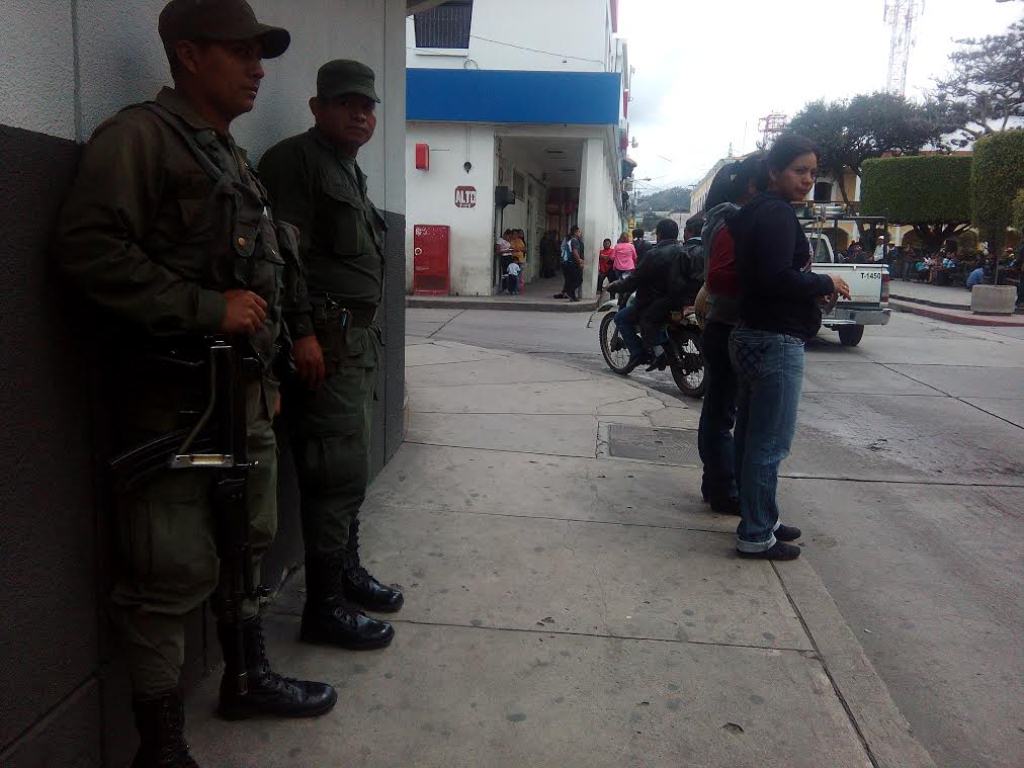 Integrantes de las fuerzas de seguridad vigilan un sector de la ciudad de Huehuetenango. (Foto Prensa Libre: Mike Castillo)