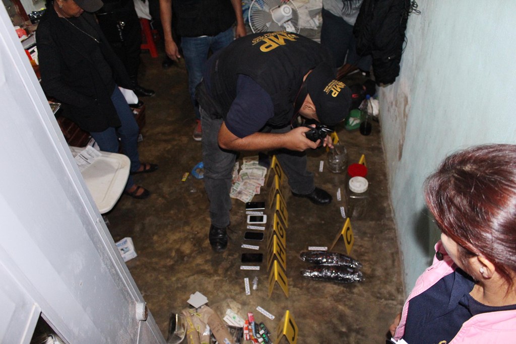 Investigador inspecciona parte de lo decomisado en Puerto Barrios, Izabal. (Foto Prensa Libre: Dony Stewart).