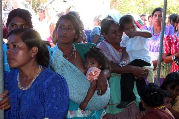Mujeres de una aldea de  San Pedro Pinula hacen fila para recibir Vitacereal.
