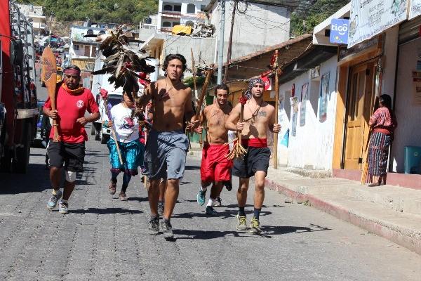 integrantes de tribus  norteamericanas, durante   su recorrido  por la ciudad  de Sololá.