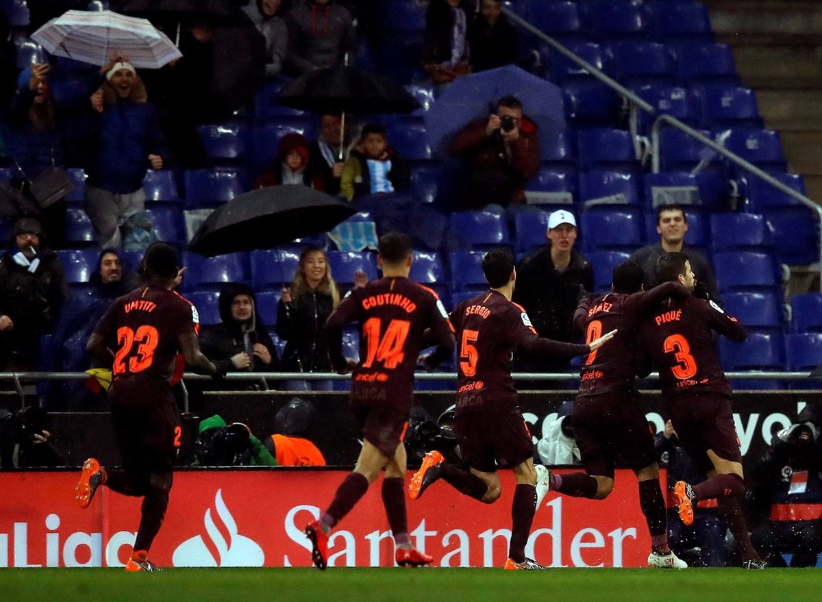 La afición del Espanyol le respondió a Piqué la dedicatoria del gol con insultos. (Foto Prensa Libre: EFE)