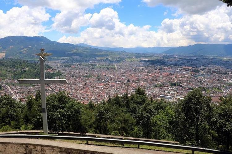 El mirador del cerro El Baúl es uno de los lugares que causa nostalgia en los migrantes. (Foto Prensa Libre: Archivo)