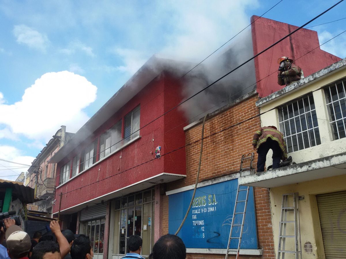 El incendio ocurrió en una bodega de productos navideños. (Foto Prensa Libre: Álvaro Interiano)