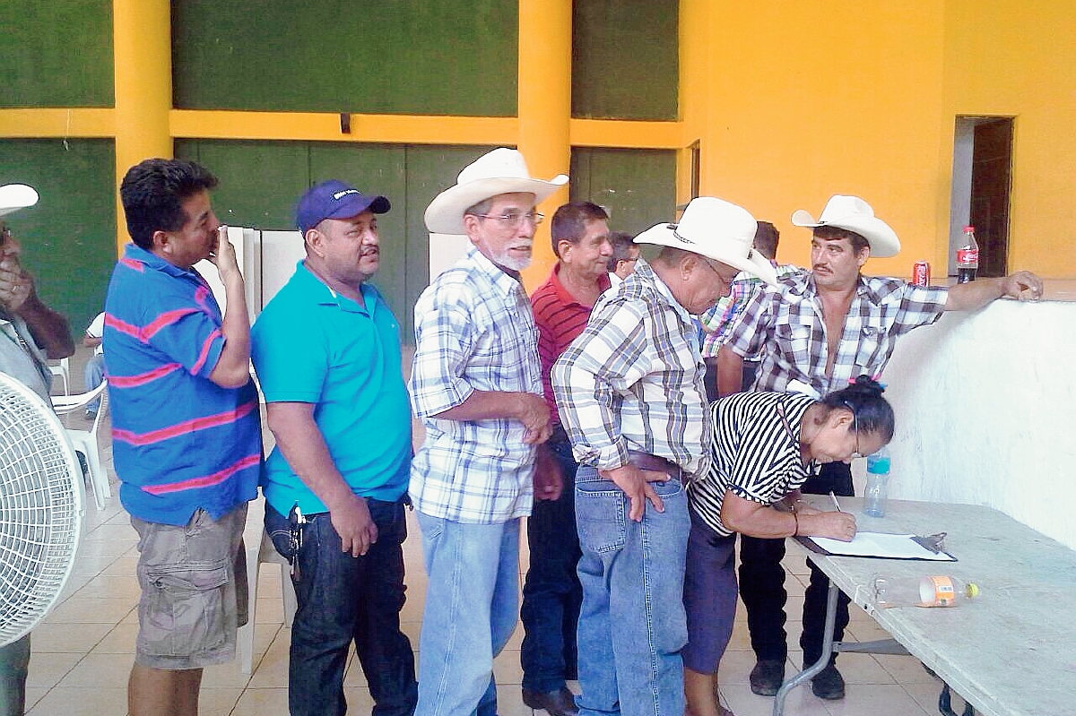 Pobladores de Ayutla, San Marcos, alcanzaron un acuerdo con Energuate, con lo que esperan que se normalice la distribución de energía eléctrica. (Foto Prensa Libre: Energuate)