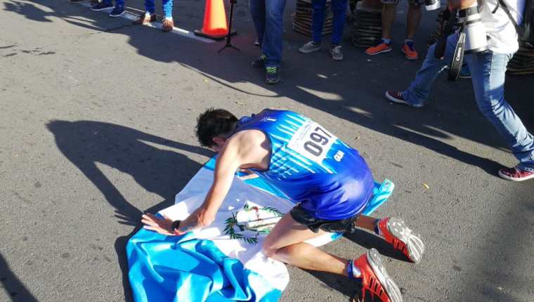 Luis Carlos Rivero de rodillas agradeció por su triunfo. (Foto Prensa Libre: Carlos Vicente)