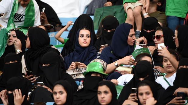 Mujeres participaron en celebraciones de la fiesta nacional el mes pasado, cuando autoridades permitieron su ingreso al estadio de Riad. (Foto Prensa Libre: AFP)
