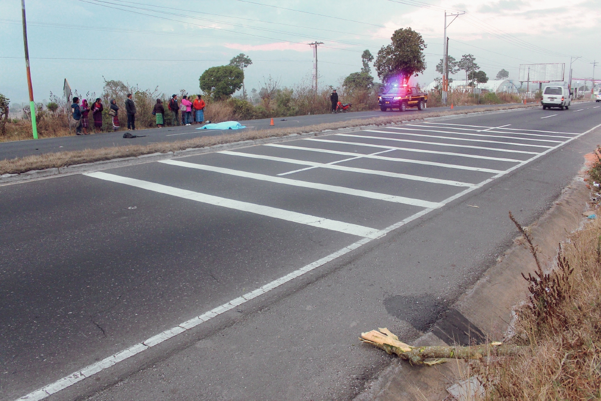 Lugar donde murió el motorista Mynor Darío Saj Cúmez, en Sumpango, Sacatepéquez. (Foto Prensa Libre: Víctor Chamalé)