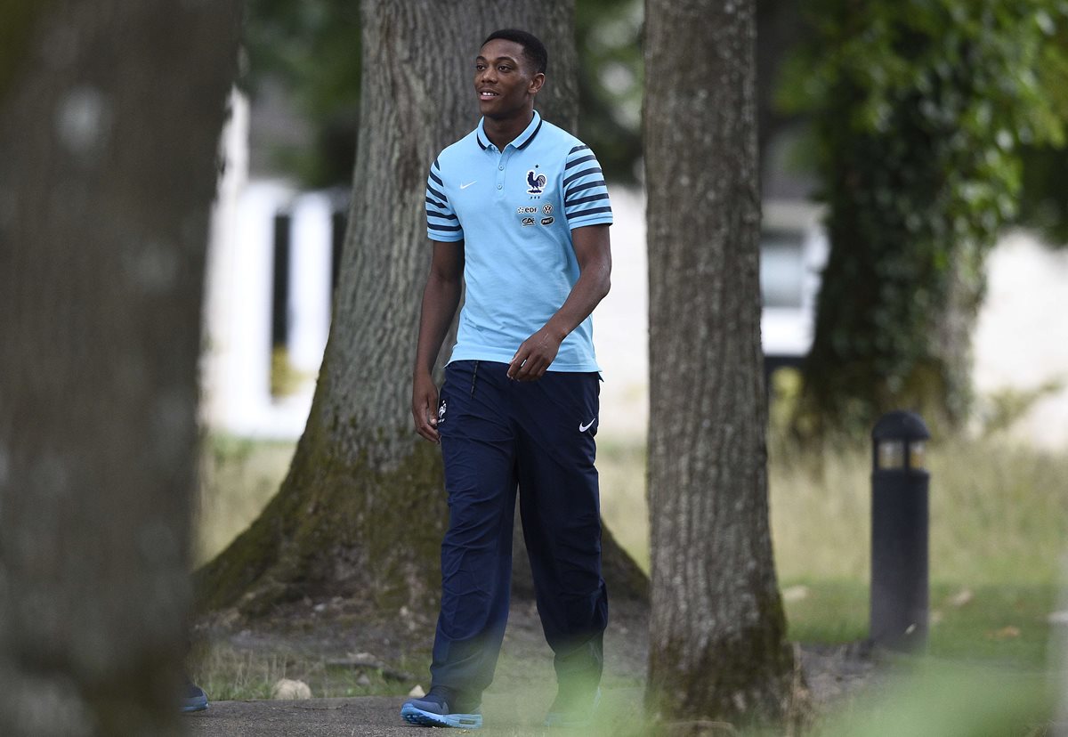 Anthony Martial fue captado mientras se dirigía al salón previo a la conferencia de prensa. (Foto Prensa Libre: AFP)