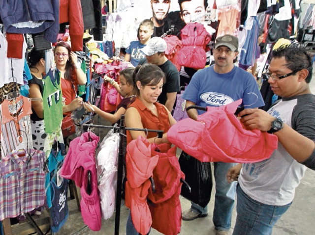 La oferta de los bazares en Interfer incluye regalos, calzado, vestuario, electrodomésticos y motocicletas, entre otros.(Foto Prensa Libre: Alvaro Interiano)