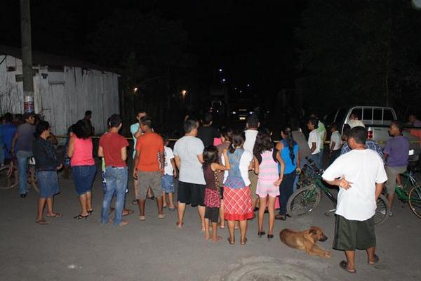 Las autoridades investigan el crimen. (Foto Prensa Libre: Carlos Paredes).