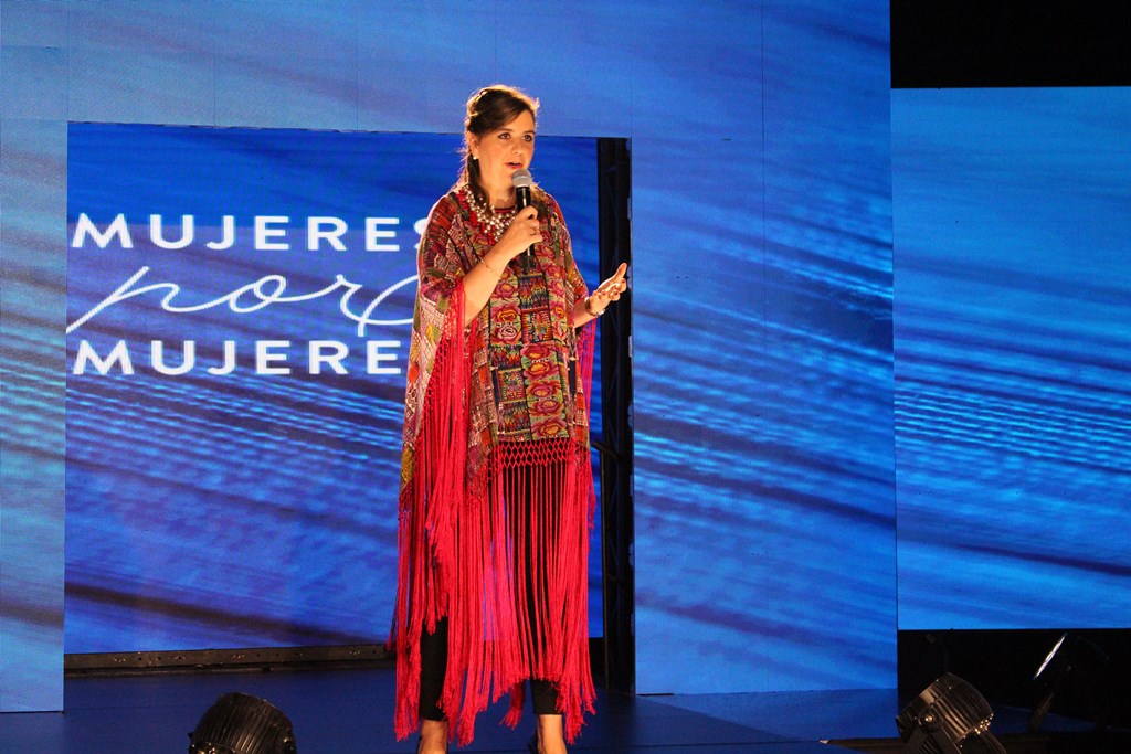 Fátima Rubio, Gerente de Asuntos Corporativos de PepsiCo en Caribe y Centroamérica, lució uno de los diseños elaborados para el Programa Mujeres por Mujeres. (Foto, Prensa Libre: Cortesía Pepsico).
