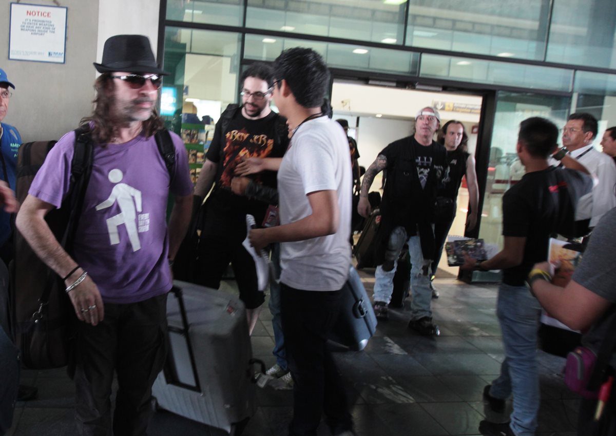 Los músicos de Mago de Oz en el aeropuerto La Aurora. (Foto Prensa Libre: Keneth Cruz)