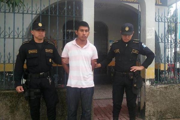 Agentes detienen a Miguel Antonio González Martínez, supuesto secuestrador. (Foto Prensa Libre: Edwin Paxtor)
