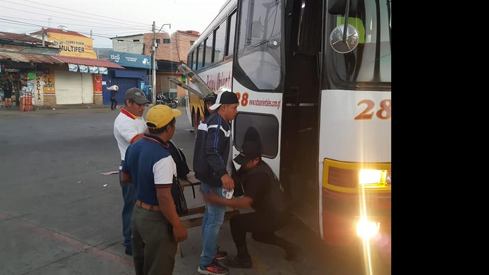 Guardia revisa a usuario que subirá a un bus de las Rutas Orientales en Chiquimula. (Foto Prensa Libre: Mario Morales).