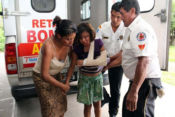 Una niña resultó herida y con fracturas al accidentarse el carro en el que viajaba con su madre en Retalhuleu. (Foto Prensa Libre: Rolando Miranda)<br _mce_bogus="1"/>