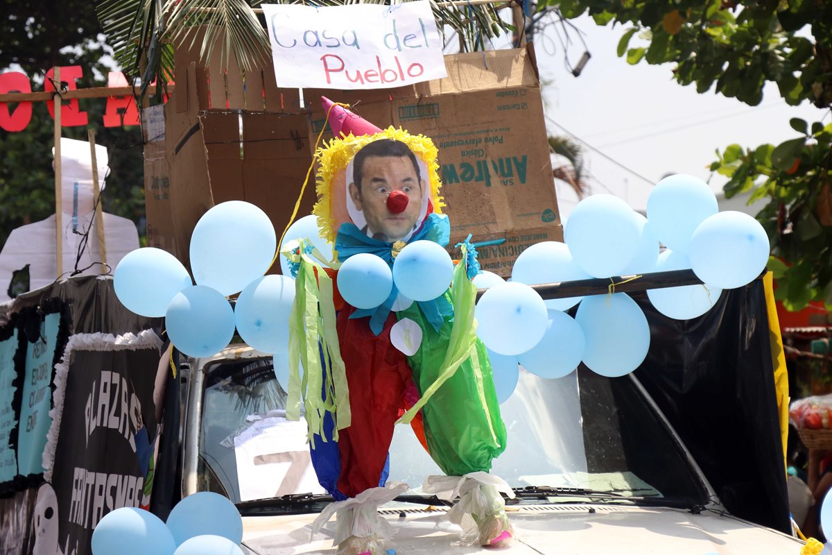El presidente Jimmy Morales fue el blanco principal de la sátira en el desfile bufo de Retalhuleu. (Foto Prensa Libre: Rolando Miranda)