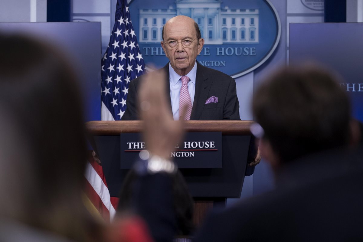 El secretario de Comercio de EE.UU., Wilbur Ross, responde a las preguntas luego de revelar la decisión de imponer el 20 % a las importaciones de madera procedente de Canadá.