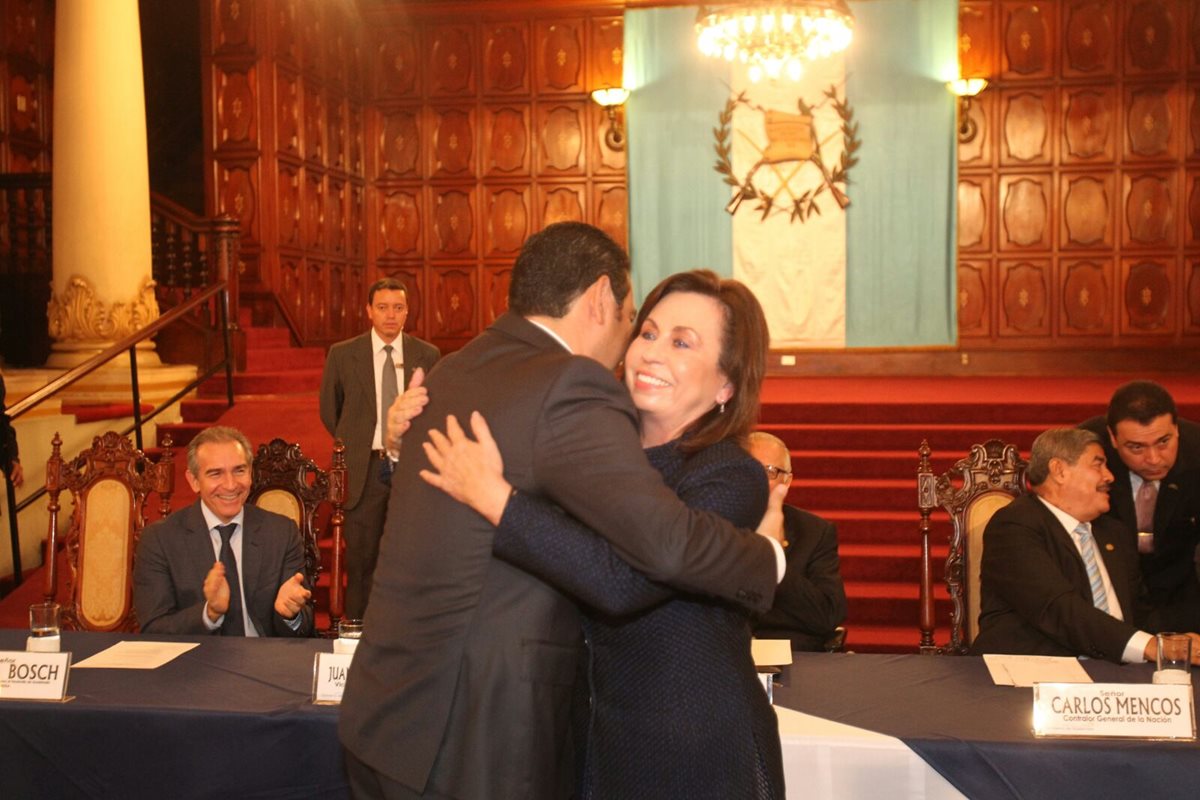 Torres y Morales se saludaron e incluso se dieron un abrazo a petición del presidente Maldonado Aguirre. (Foto Prensa Libre: Esbin García) 