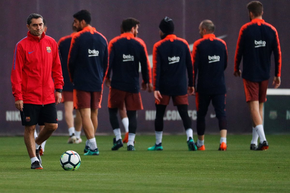 Ernesto Valverde durante el entrenamiento que realiza la plantilla barcelonista para preparar el partido de liga frente al Villareal. (Foto Prensa Libre: EFE)