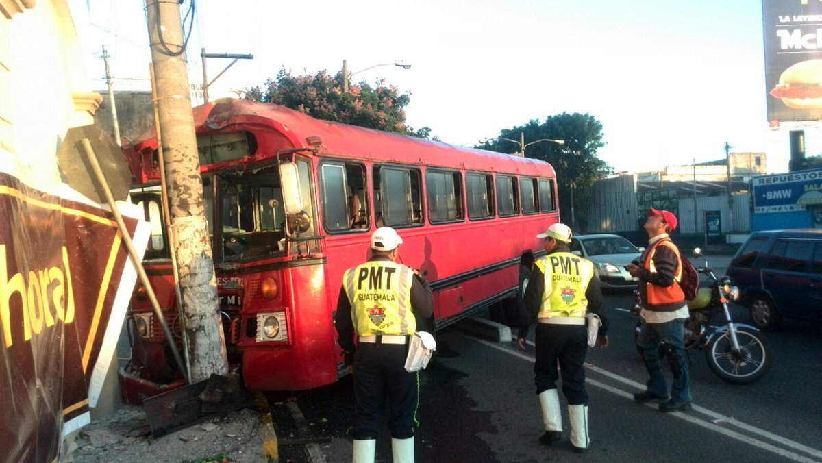El ataque contra el piloto del autobús en el bulevar Liberación zona 13, provocó congestionamiento vial, según reportó la Policía de Tránsito. (Foto Prensa Libre: Érick Ávila)