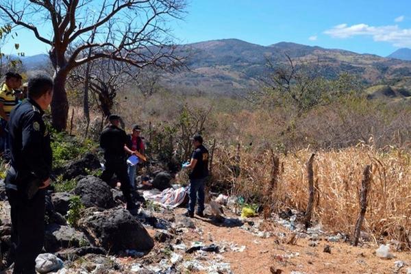 Autoridades buscan evidencias en el terreno baldío donde fue hallado el cadáver en Asunción Mita, Jutiapa. (Foto Prensa Libre: Óscar González)<br _mce_bogus="1"/>