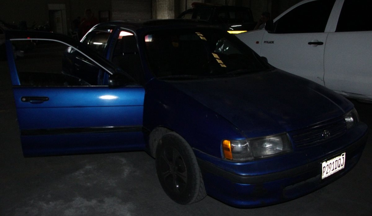 Automóvil que utilizaron supuestos individuos que se hicieron pasar por investigadores de la PNC. (Foto Prensa Libre: Cortesía PNC)