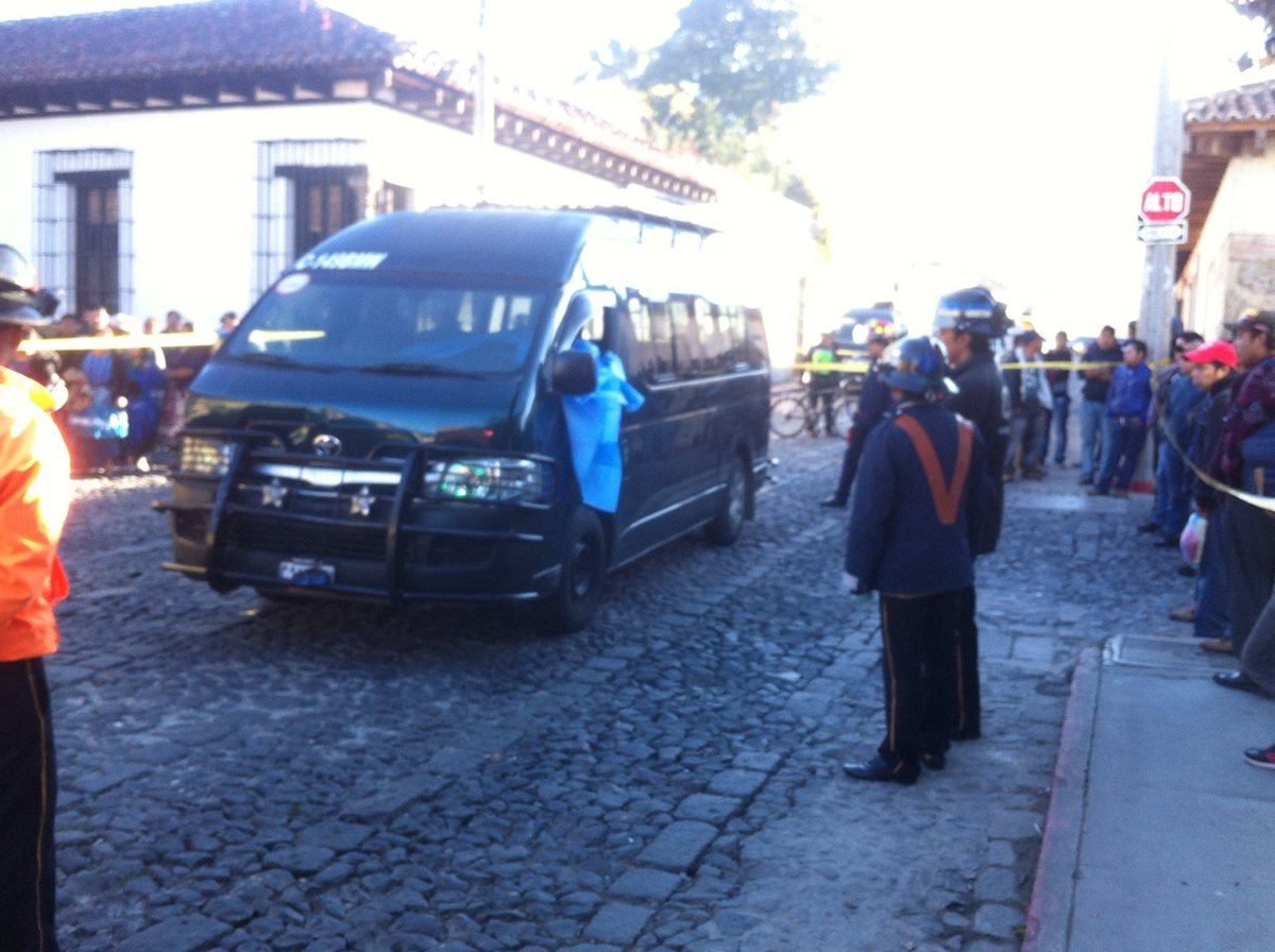 Agentes de la PNC acordonan microbús donde murió un piloto atacado a balazos en Antigua Guatemala. (Foto Prensa Libre: Miguel López)