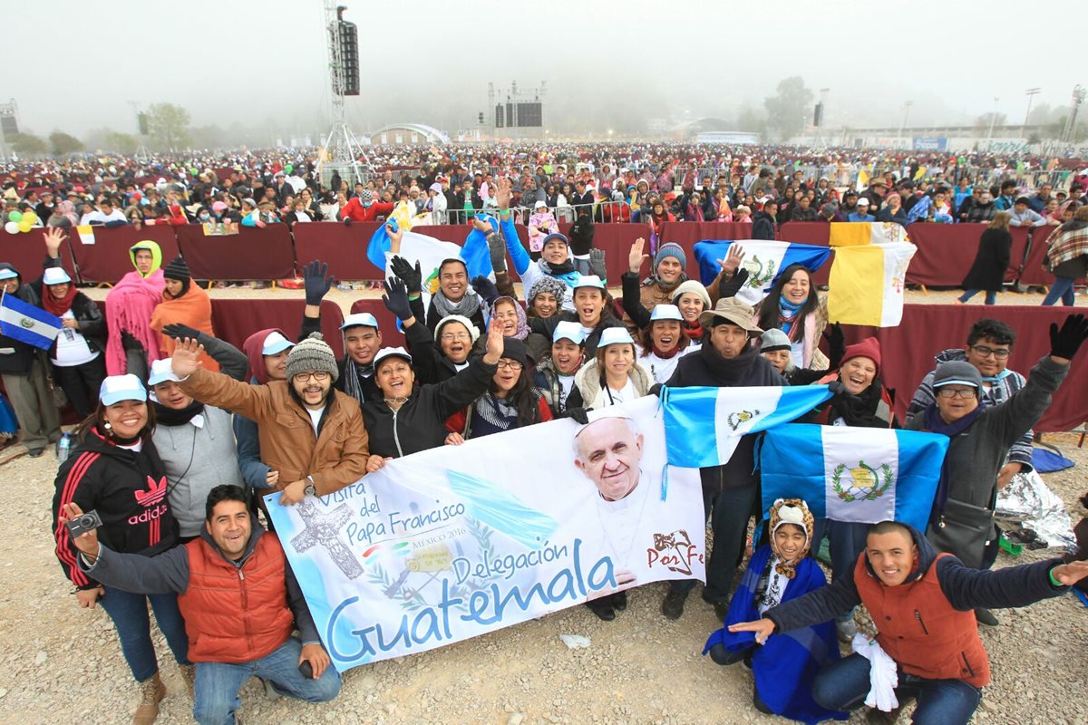 Fieles guatemaltecos viajaron para ver al papa Francisco. (Foto Prensa Libre: Esbin García)