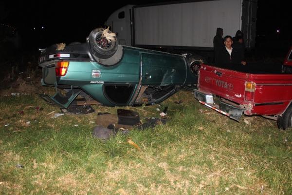 Automóvil vuelca tras chocar contra picop al tratar de esquivar el cuerpo de una persona arrollada minutos antes, en Santa Lucía Utatlán, Sololá. (Foto Prensa Libre: Ángel Julajuj)