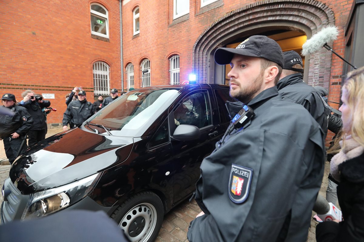 Una furgoneta abandona la cárcel de Neumünster, donde fue trasladado ayer el expresidente catalán Carles Puigdemont.(Foto Prensa Libre:EFE).